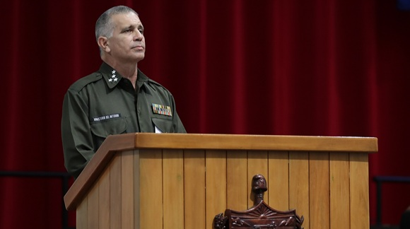El primer coronel Mario Méndez Mayedo presenta la Ley de Identidad Personal y Domicilio.