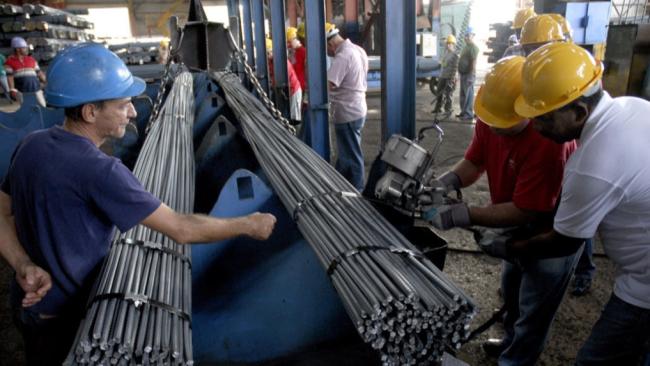 Trabajadores en Cuba.