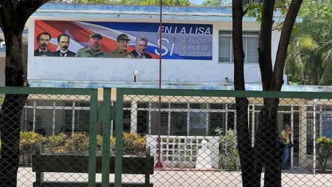 Cartel de propaganda política del régimen en el municipio La Lisa.