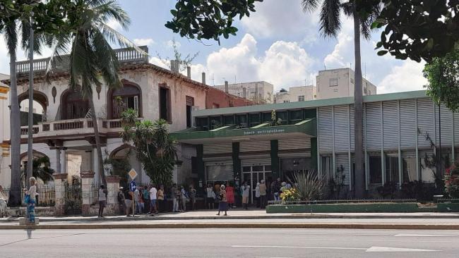Una cola del Banco Metropolitano en La Habana.