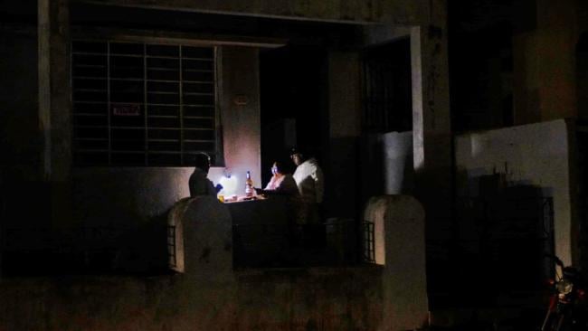 Una familia en un portal durante un apagón en La Habana.