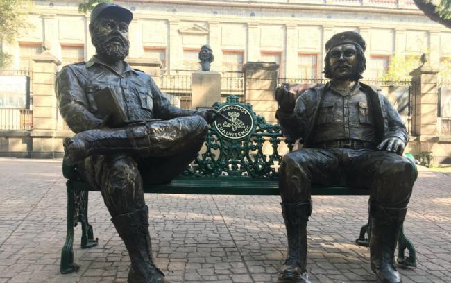 Las estatuas de Fidel Castro y Ernesto Guevara en el Jardín Tabacalera.