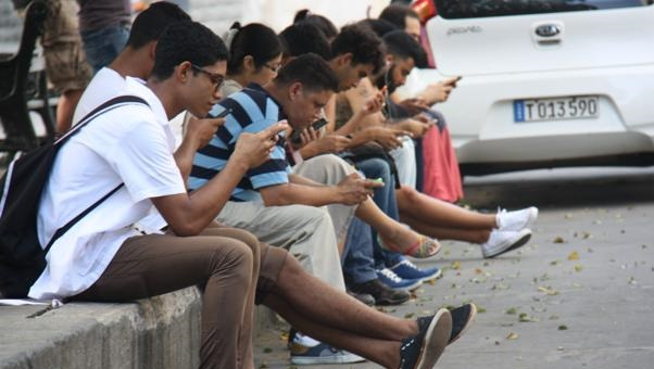 Cubanos conectados a internet a través de sus teléfonos móviles.