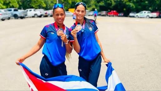 Leah Daniela Almeida (d) y Ana Jiménez.