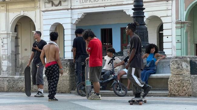 Jóvenes cubanos en una calle de La Habana.