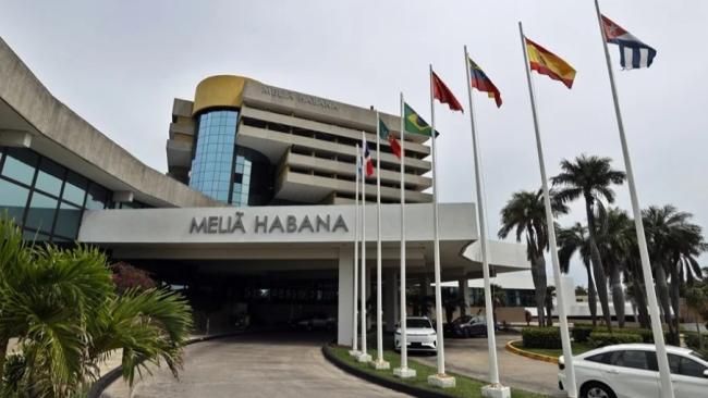 Fachada de un edificio de la cadena hotelera española Meliá en La Habana.