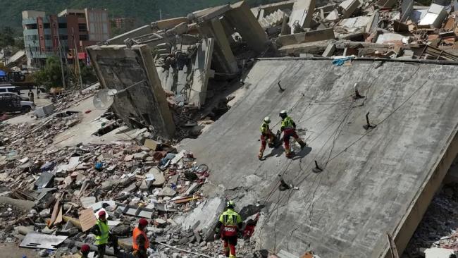 Rescatistas en los restos de un edificio destruido por los terremotos en Venezuela.