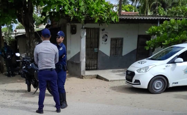 Patrulla y efectivos de la Policía cubana.