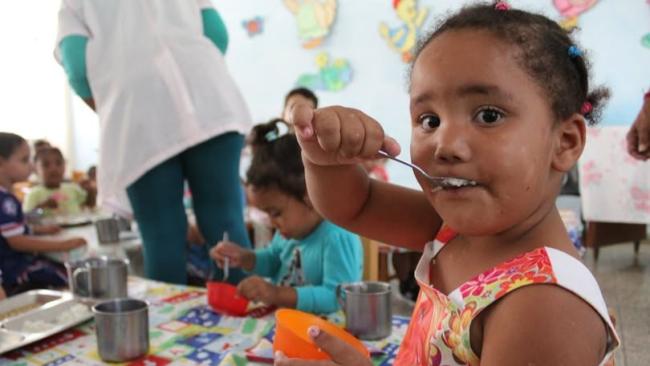 Niños en un comedor de una escuela cubana.