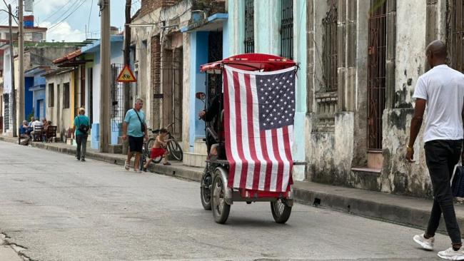 Una bandera de EEUU en una calle de Cuba.