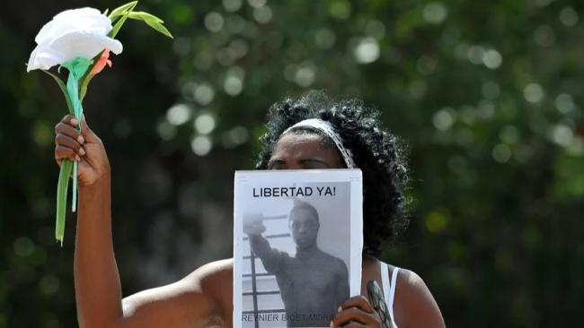 Una Dama de Blanco pide libertad para un preso político. 