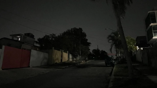 Una calle durante un apagón en Cuba.