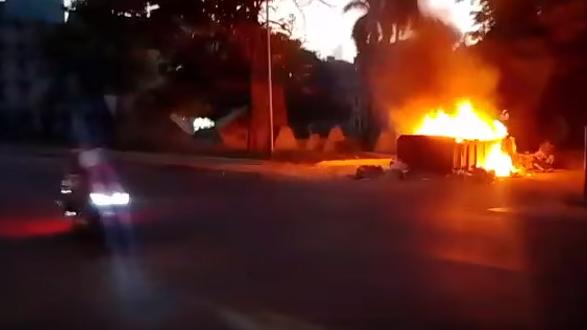 Incendio de un contenedor de basura en Infanta y San Lázaro.