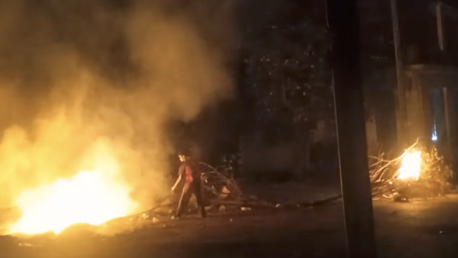 Quema de basura durante una protesta contra los apagones en La Habana.