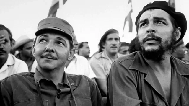 Raúl Castro (izq.) y Ernesto 'Che' Guevara, 1964.
