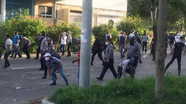 Policías enfrentados a los manifestantes el 11J en La Habana.
