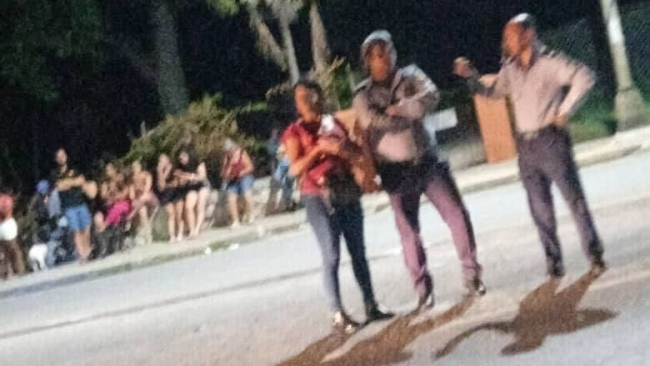Policías en una protesta en Jaimanitas. 