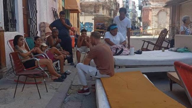 Residentes del edificio de Campanario y Neptuno en la calle con sus pertenencias.