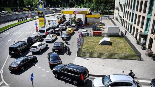 Colas de vehículos en una gasolinera de Rusia.