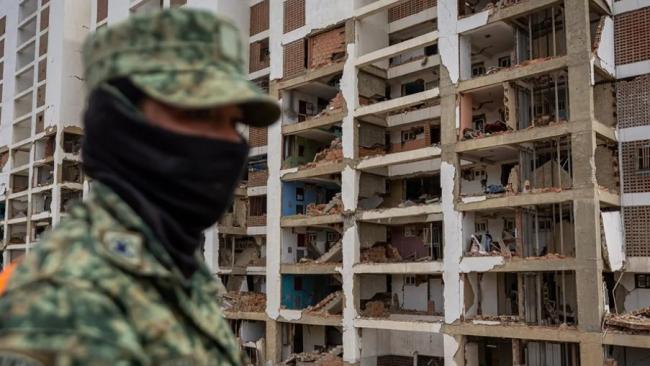 Un rescatista junto a un edificio afectado por los terremotos, en La Guaira. 