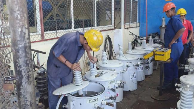 Trabajadores del sector eléctrico en Cuba.
