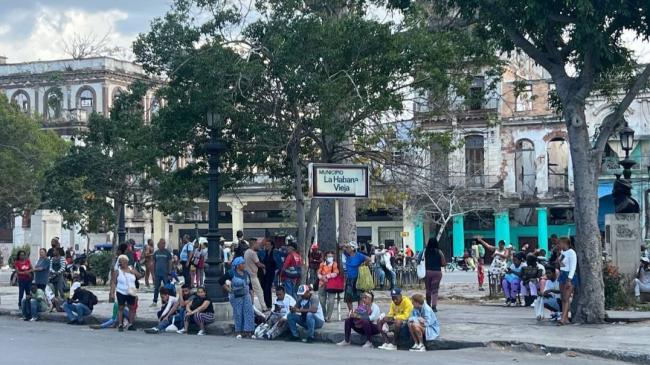 Cubanos esperan en una parada en La Habana.