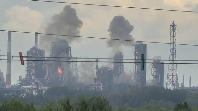 La mayor refinería de petróleo de Rusia, en Omsk, tras el ataque.