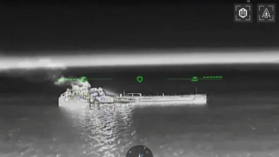Barco de la "flota fantasma" de Rusia alcanzado por drones de Ucrania.