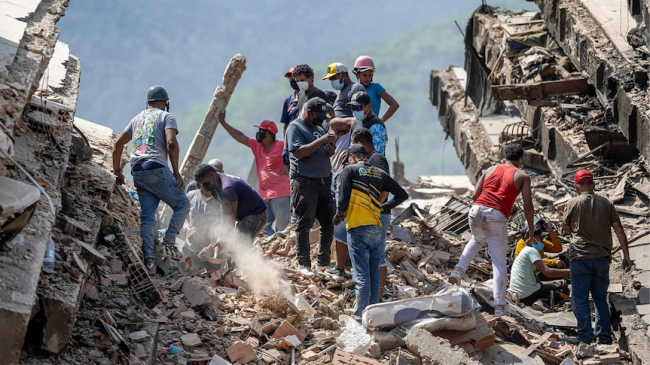 Voluntarios y residentes en tareas de búsqueda y rescate en Caraballeda, La Guaira.