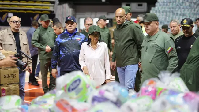 Delcy Rodríguez ante una carga de donación humanitaria.