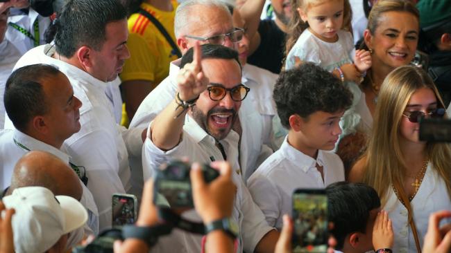 Al centro, Abelardo de la Espriella, presidente de Colombia.
