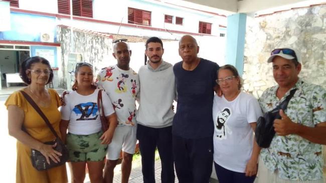 Andy García Lorenzo (al centro) junto a su familia y el opositor Guillermo "Coco" Fariñas.