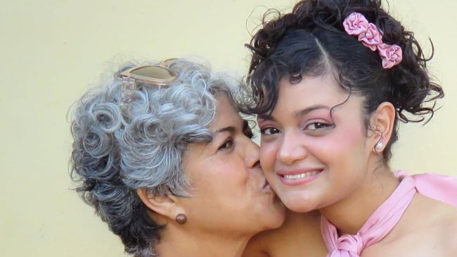 La joven influencer y activista Anna Bensi y su madre.