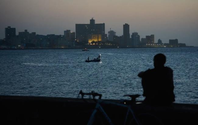 Un hombre en el Malecón durante un apagón en La Habana, julio de 2026.