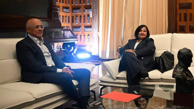 Jorge Rodríguez y Dinorah Figuera durante un encuentro en junio.