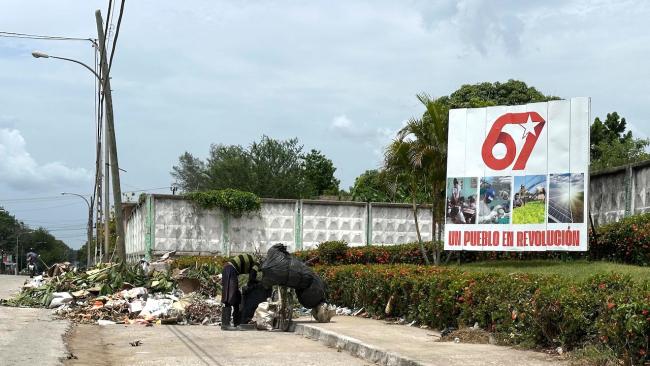 Basura ante un cartel de propaganda castrista en Camagüey.