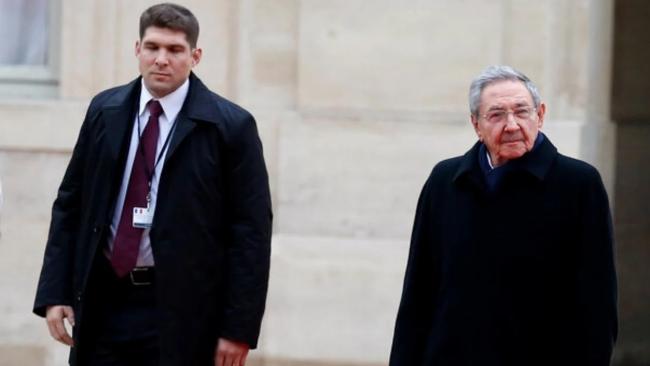 El Cangrejo y su abuelo, Raúl Castro, en París.