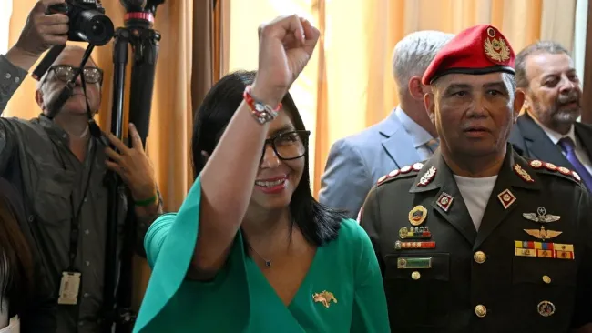 El ministro de Defensa de Venezuela, Gustavo González López, junto a Delcy Rodríguez.