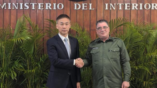 El embajador chino en Cuba junto al ministro del Interior del régimen.