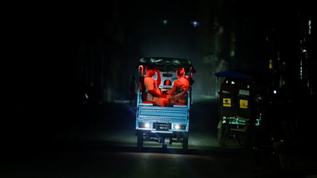 Un vehículo eléctrico en La Habana en medio de un apagón.