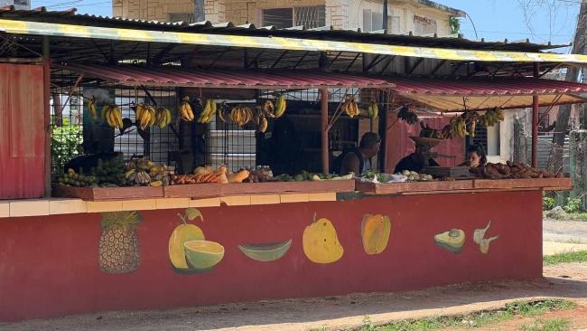 Un puesto de venta de productos agrícolas en La Lisa, La Habana.