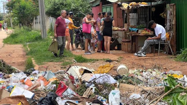 Un puesto de venta rodeado de basura en La Lisa, La Habana.