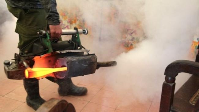 Fumigación contra los mosquitos en Cuba.