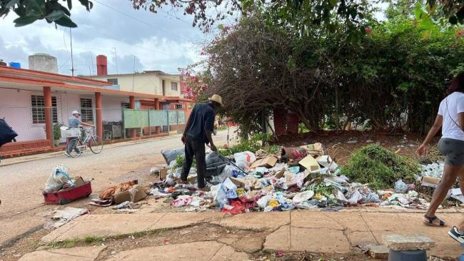 Un hombre busca en la basura en Santiago de Las Vegas, La Habana.