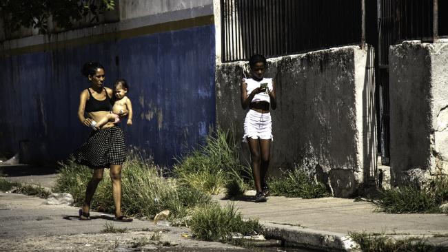 Una madre cubana con su bebé y una adolescente en La Habana.