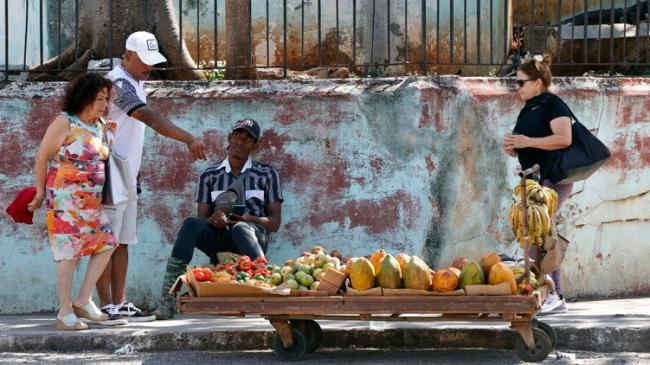 Un carretillero en una calle de La Habana.