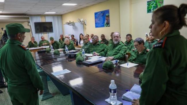 Dirigentes cubanos en la Zona de Defensa Santiago de las Vegas, Boyeros.