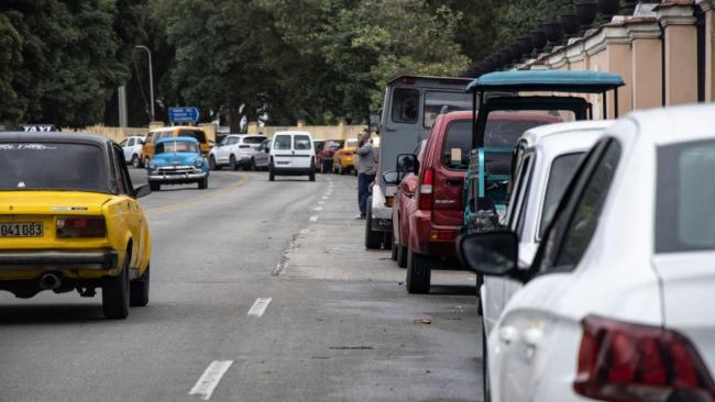 Vehículos en una calle en Santiago de Cuba en 2025.