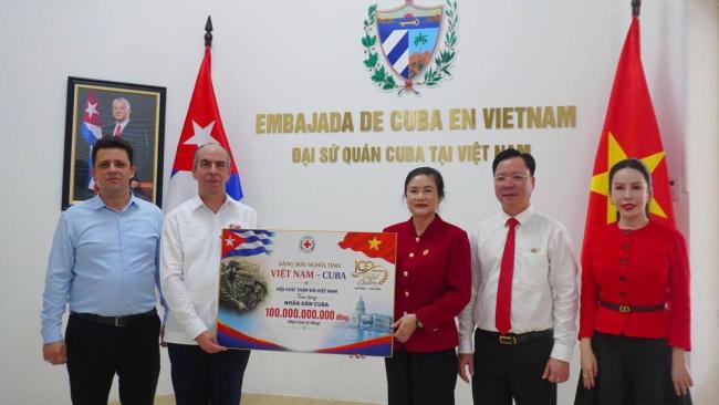 Entrega del cheque en Hanoi.