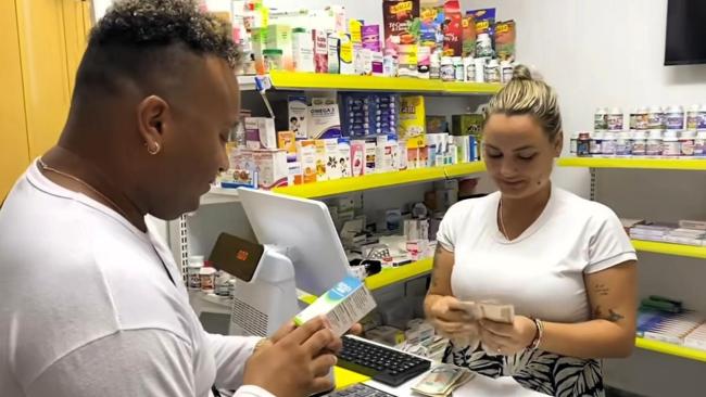 Farmacia privada en Regla, La Habana.
